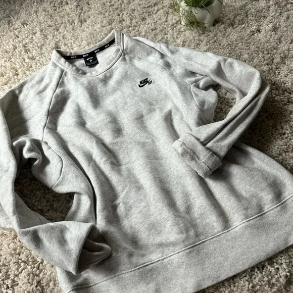 Nike SB cute lightest grey comfy streetwear athletic brand crewneck swea… - Picture 4 of 4